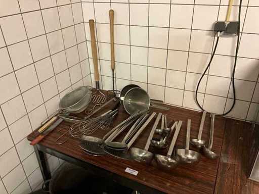 Küchenutensilien aus Edelstahl