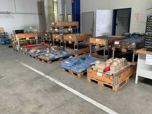 Gemengde lading schroeven, ongeveer 20 pallets en 15 kasten