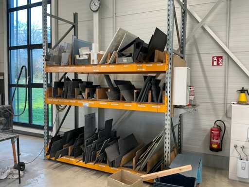 Lagerregal ohne Inhalt