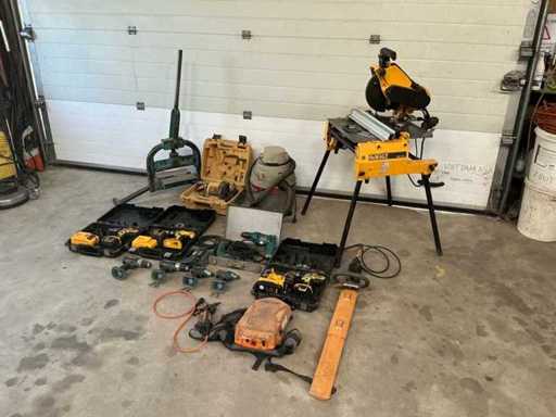 Akkubohrwerkzeug und Sägetisch