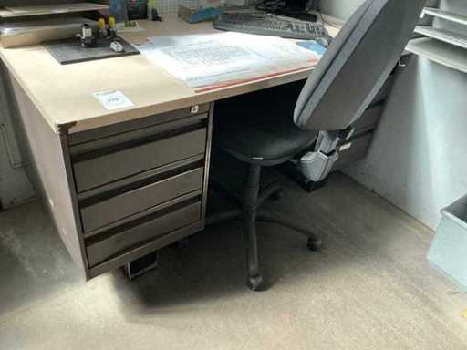 Metalen bureau