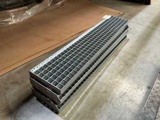 Galvanized stair tread (4x)