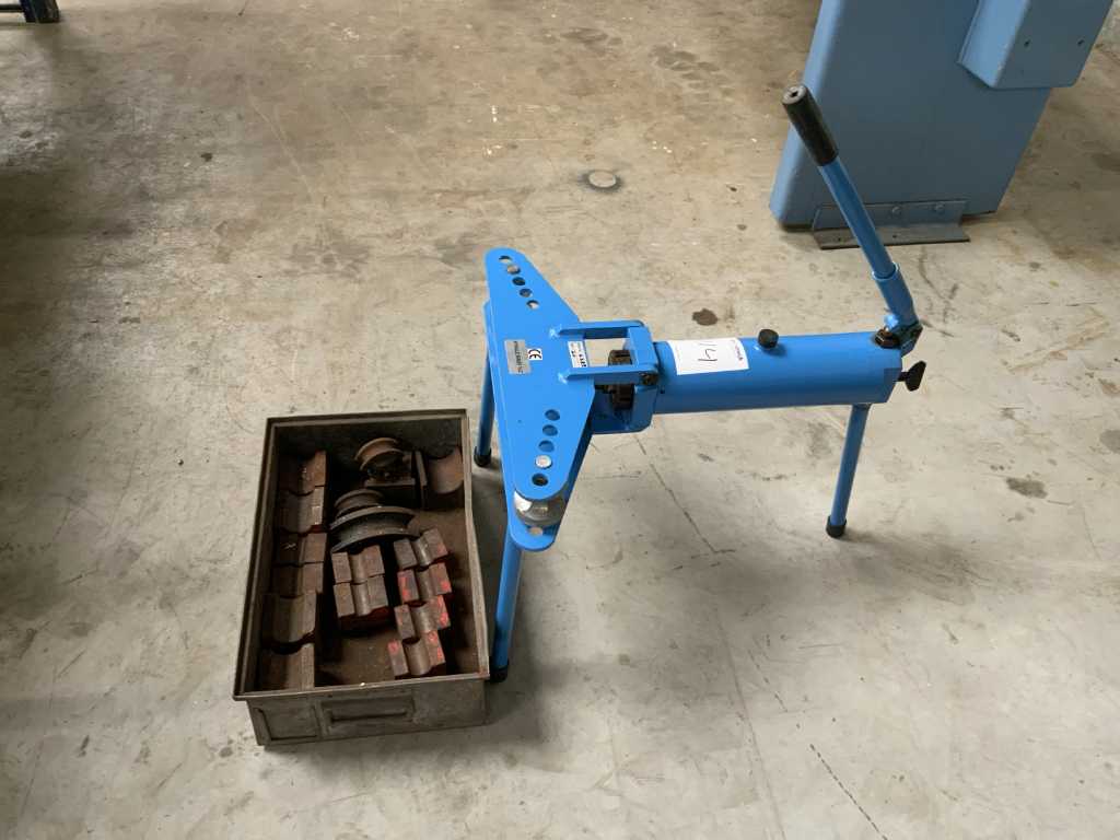 Pipe bending machine manually operated