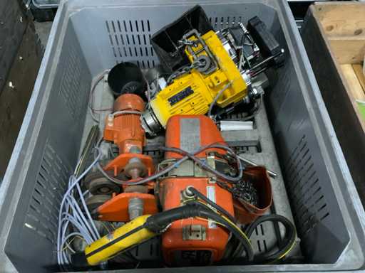 Electric chain hoist (2x)