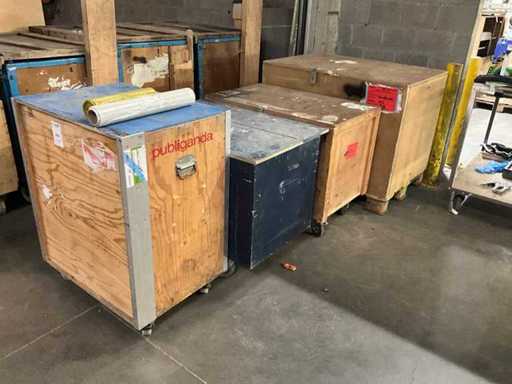 Partia mobilnych skrzynek magazynowych