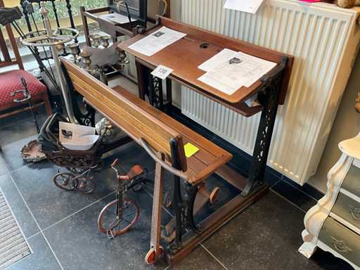 Antieke houten schoolbank