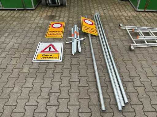 Panneaux de signalisation et accessoires
