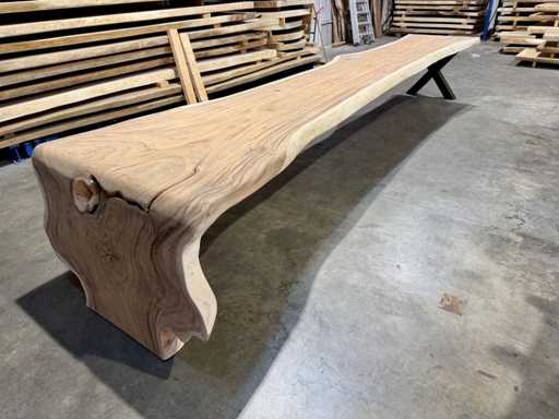 Unieke suar waterval boomstamtafel 525 cm.