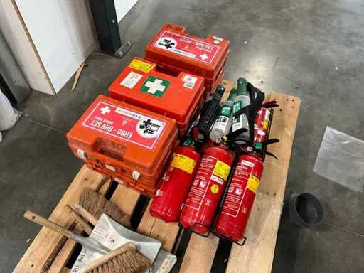 Erste-Hilfe-Sets und Feuerlöscher