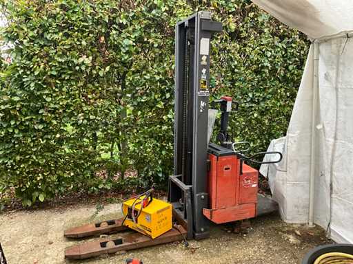 BT Gerbeur électrique à conducteur accompagnant