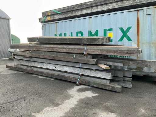 Un lot de stâlpi din lemn tare