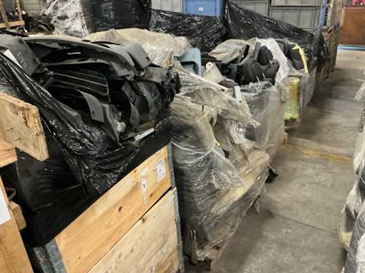 Batch of Mercedes-Benz auto parts