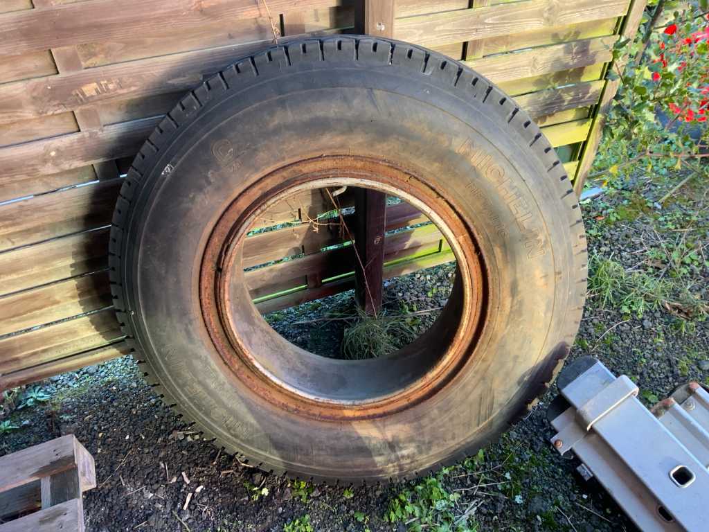 Michelin Metalic Tire with rim