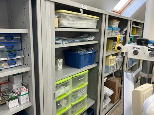 Metalen kast met inhoud