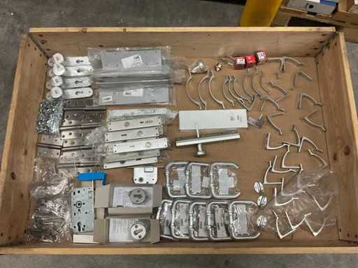 Un lot de balamale și încuietori