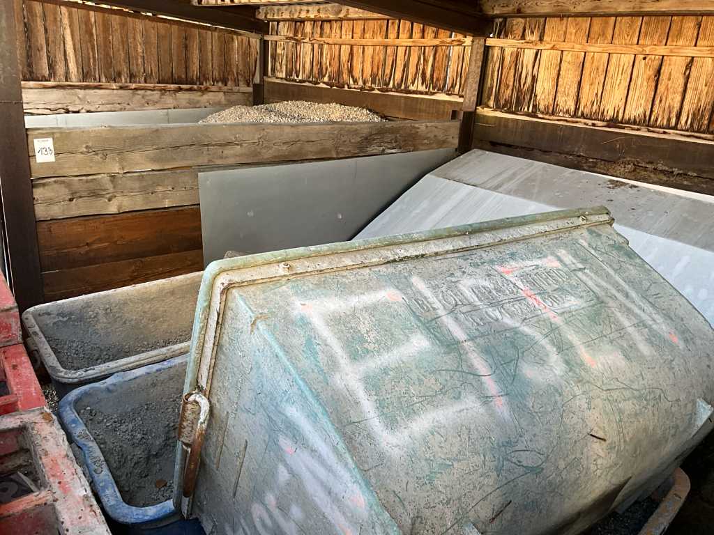 Post of gravel with 4 troughs