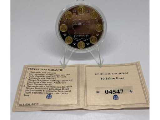 Cuivre plaqué argent avec plaquage partiel en or – pièce commémorative belge de 10 euros, diamètre de 40 mm.