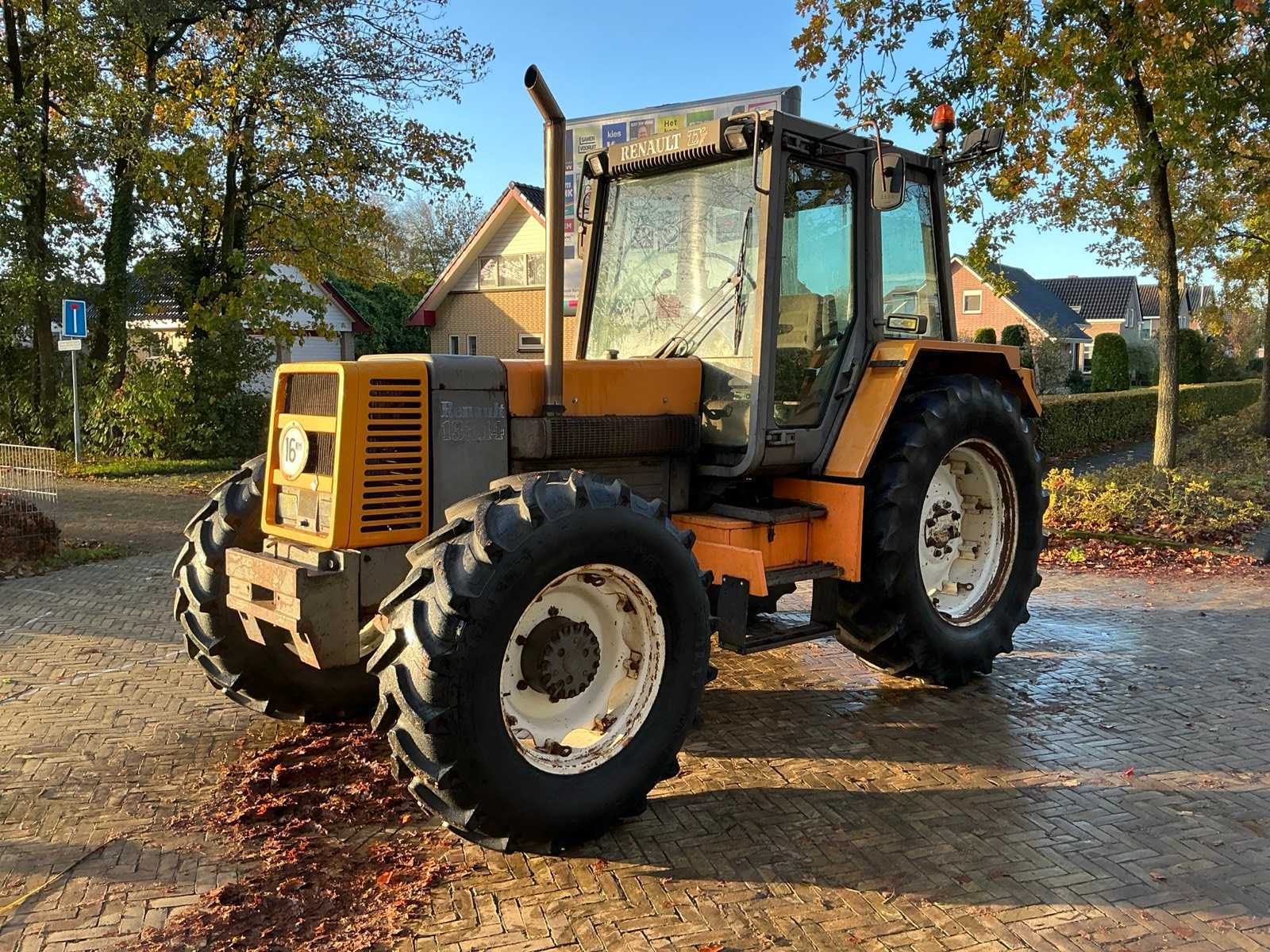 1987 Renault 133.14 All-wheel drive farm tractor