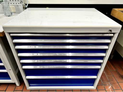   Cassettiera con contenuto