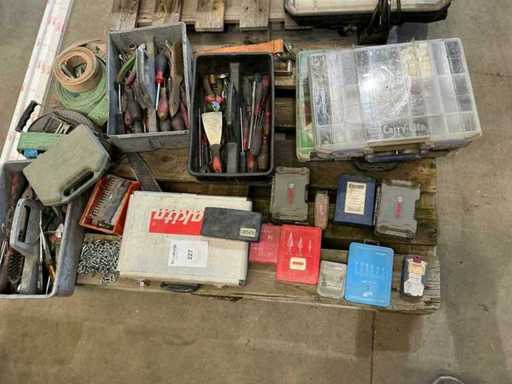 Série de divers outils manuels