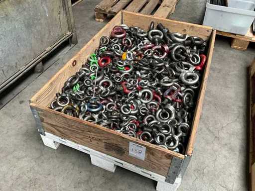 Un lot de diverse șuruburi cu ochi / piulițe cu ochi de ridicare