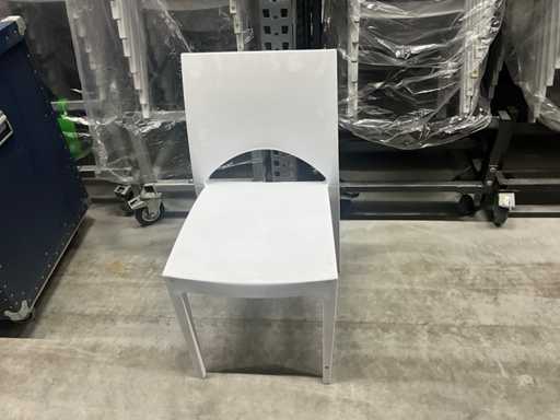 June wit Stoel (235x)