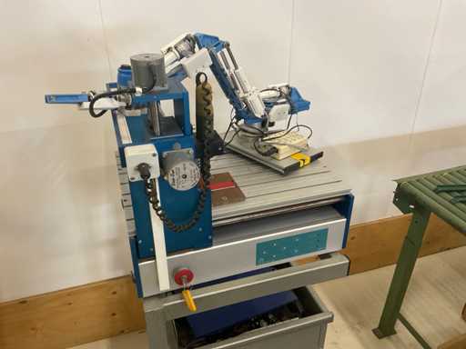 Graviermaschine und Teach-Roboter