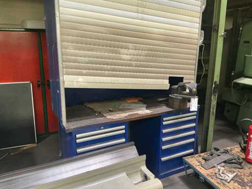 Workbenches, with vices (2x)