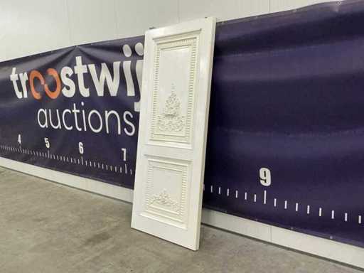 deur met houtsnijwerk (2x)