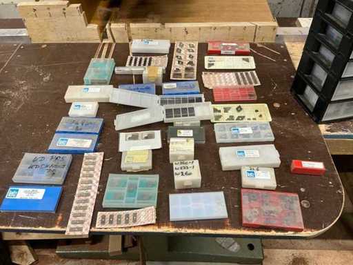 Batch of interchangeable blades for milling tools