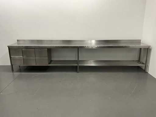 Tavolo da lavoro in acciaio inox con schienale e cassetti (450 cm)