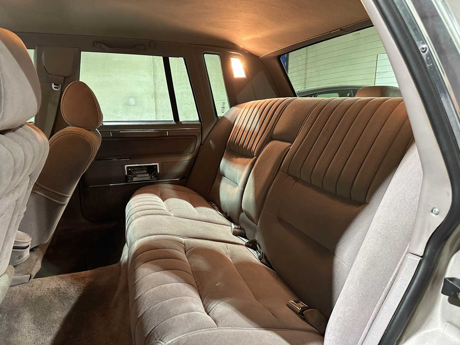 Lincoln Town Car 4.9 V8 Signature SD 160pk 1989, K-946-BX