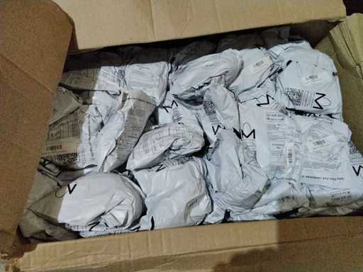 Pełne duże pudełko zwrotów z Amazon