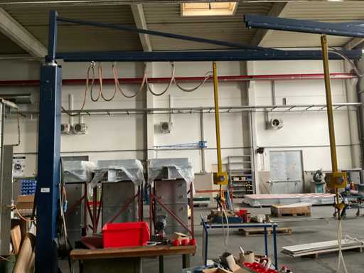 Column-mounted slewing crane installed as an air blower