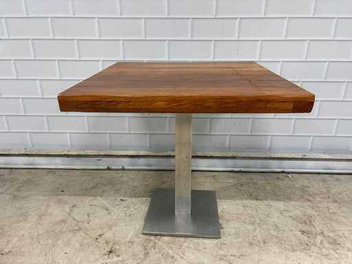 Drewniany stół z bazą ze stali nierdzewnej