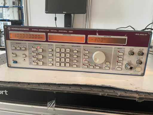 ROHDE & SCHWARZ - SMH - Signal Generator