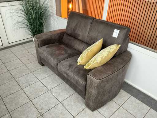 Sofa mit 2 Lampen und Dekoration