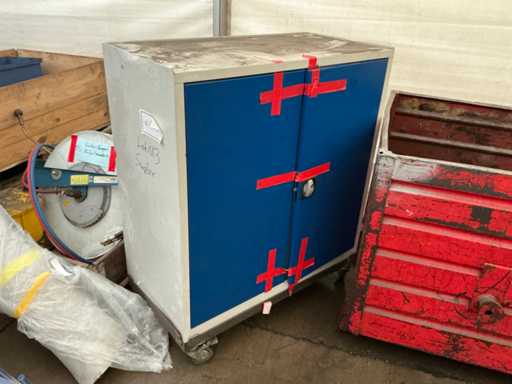 Armadio con ante a battente, mobile