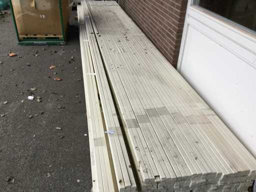 Des perles de verre blanches de 590 cm de long. (48x)