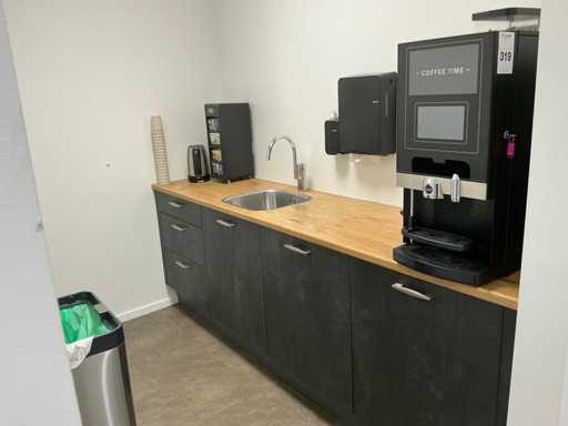 Inhalt: Küchenzeile und 2 Vorratskammern