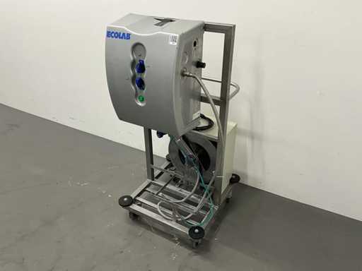 Foam cleaning machine with hose reel