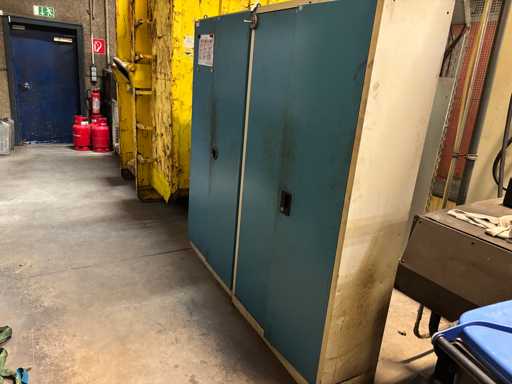 LISTA  Posten Werkstattschränke mit Inhalt