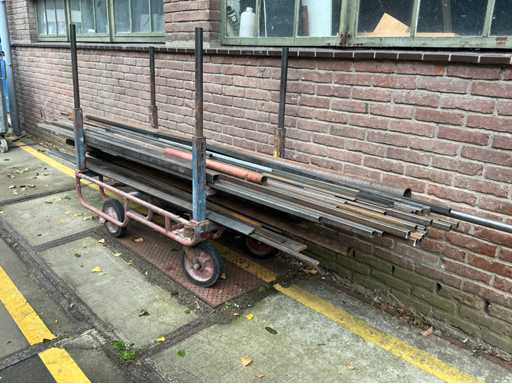Stalen kar met staalprofielen