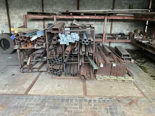 Półki z metalowym materiałem