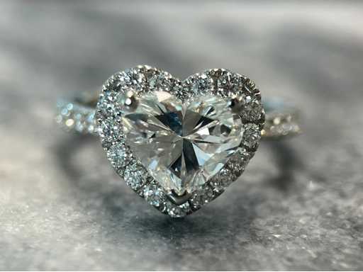 Witgouden entourage ring met hartvorm diamant 2.00 ct