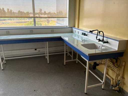 Aankleding en aanrechtbank met wastafel