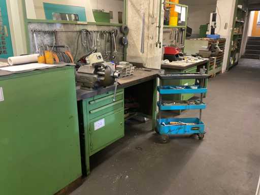 Werkbank met inhoud en gereedschapswagen