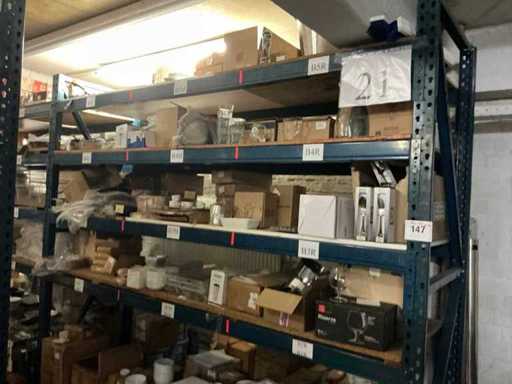 Grande quantité de vaisselle, accessoires de cuisine et verrerie