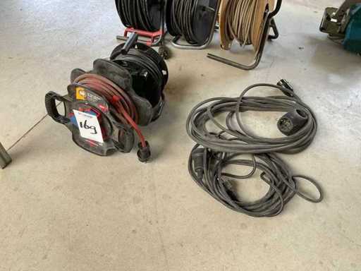 Verlängerungskabelspulen und Kabel (2x)
