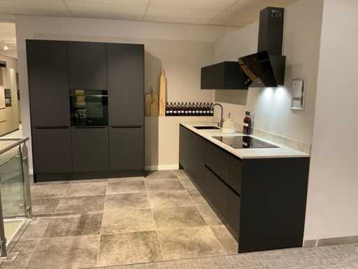 Schüller Mahal Rechtopgestelde showroomkeuken met kastenwand